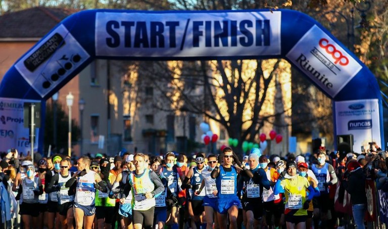 Maratona internazionale con la partecipazione di atleti professionisti e dilettanti. Percorso attraverso la campagna che circonda la città con partenza e arrivo in Piazza della Vittoria. XXIX Edizione.