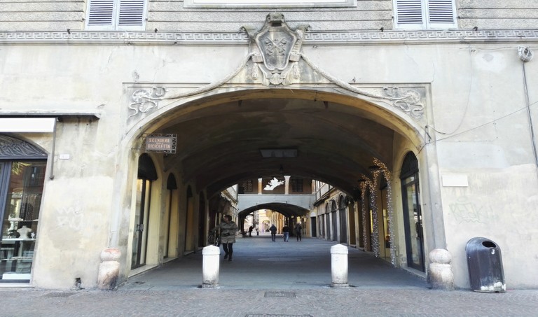 Percorso attraverso le vie storiche legate alla lavorazione della lana e seta, da Porta Castello, per Piazza Fontanesi e fino a Porta Santa Croce. Un itinerario guidato tra le vie storiche di Reggio Emilia alla scoperta delle antiche attività artigianali medievali, con curiosità e racconti legati ai mestieri del passato. Un percorso suggestivo che rievoca la vita quotidiana e il lavoro di una città in fermento.