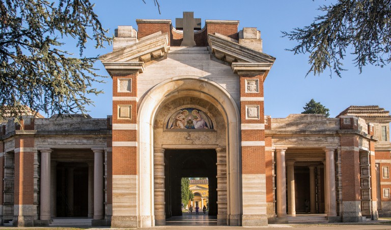 Un percorso tra arte, memoria collettiva e architettura al Cimitero Monumentale di Reggio Emilia, nato nel Seicento e trasformato nell’Ottocento su progetto di Domenico Marchelli.
Camminando tra portici, sculture, mosaici, affreschi e sepolture monumentali realizzati da maestri come Prospero Sorgato e Anselmo Govi, scopriremo come questo spazio neoclassico racconti l’identità e il passato della città attraverso forme artistiche e storie di personaggi illustri.
