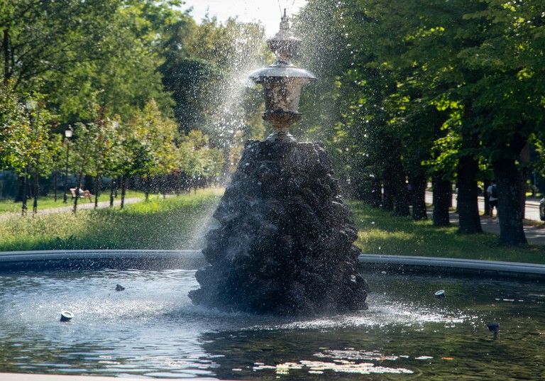 Un itinerario affascinante tra le vie del centro storico di Reggio Emilia, dove l’acqua, oggi nascosta alla vista, ha lasciato tracce profonde nella struttura urbana e nella memoria collettiva della città.
Questo percorso vi guiderà alla riscoperta della rete idrica storica che, per secoli, ha sostenuto le attività artigianali e favorito i commerci.
Camminando tra strade, cortili e piazze, emergerà il legame invisibile tra l’evoluzione urbana e la presenza dell’acqua: un elemento vitale che ha modellato non solo il paesaggio, ma anche la vita sociale, economica e culturale della città. 