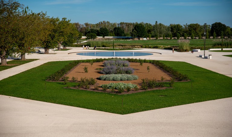 Una visita per lasciarsi sorprendere dall’eleganza della Reggia di Rivalta, gioiello settecentesco nato come raffinata “Piccola Versailles” estense. Passeggia tra giardini restaurati, fontane scenografiche e viali che raccontano fasti, trasformazioni e rinascite. 
Scopriremo un parco monumentale tornato a vivere, dove eleganza barocca e natura si incontrano in armonia. Un’esperienza coinvolgente, accessibile a tutti, tra storia, bellezza e suggestioni senza tempo. 