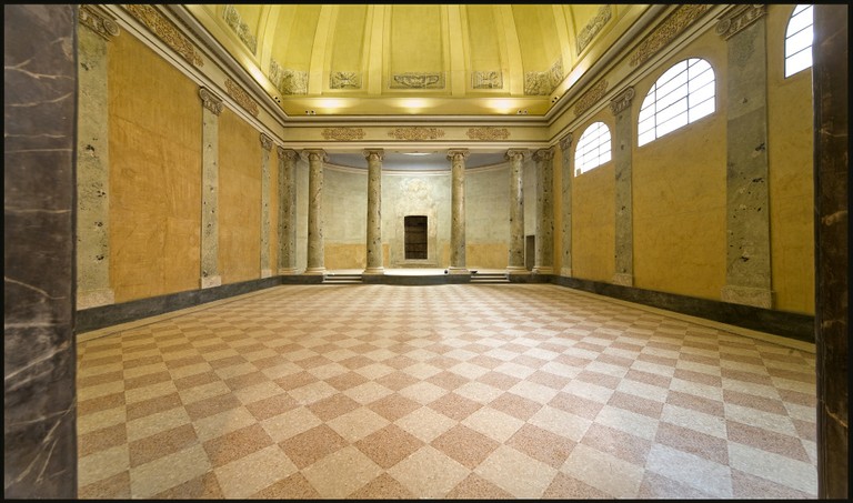 Dalle prime presenze del Quattrocento fino alle tragiche vicende del Novecento, un itinerario attraverso l’antico quartiere ebraico, la Sinagoga e le pietre d’inciampo