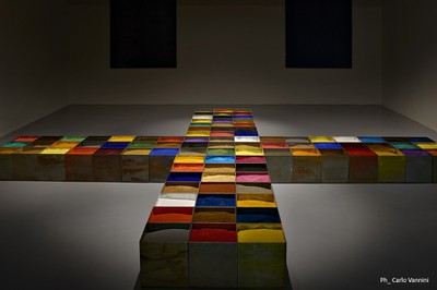 "Croce di luce" di Claudio Parmiggiani