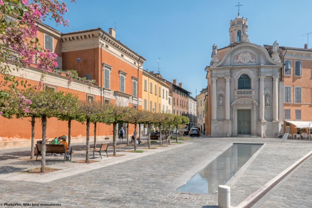 Piazza Roversi