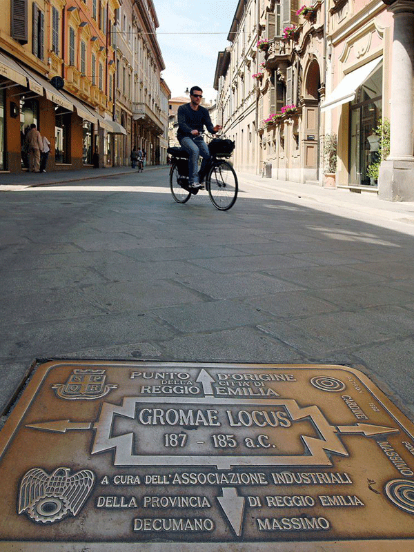 Lungo i portici della Via Emilia