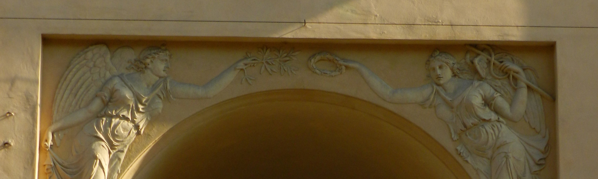 Un elegante arco neoclassico che racconta la trasformazione urbana di Reggio Emilia in epoca napoleonica
