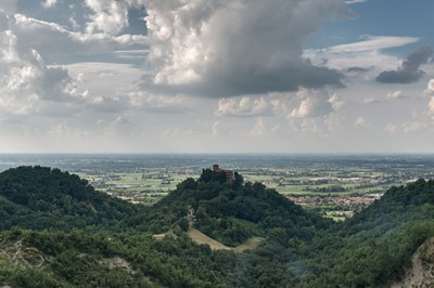 Oasi ornitologica sulle pendici del colle di Bianello, adiacente all'omonimo castello.