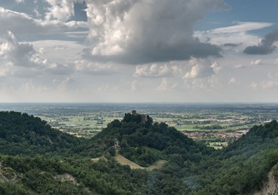 Oasi ornitologica sulle pendici del colle di Bianello, adiacente all'omonimo castello.