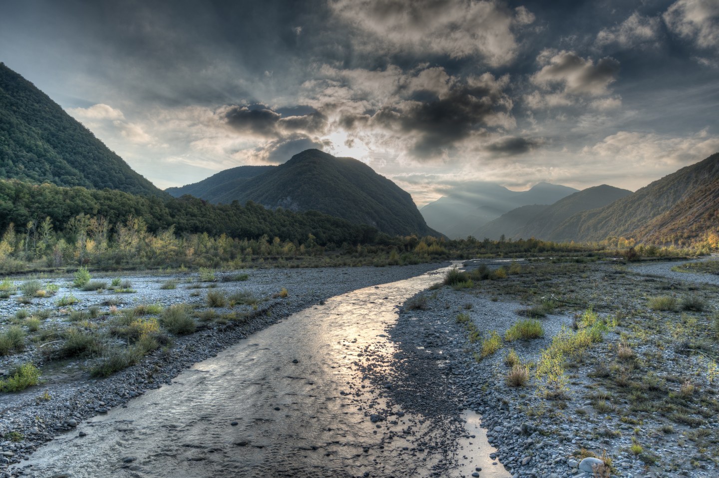 Un viaggio su due ruote tra valli appenniniche, natura incontaminata e patrimonio storico, seguendo il corso del secondo affluente più importante del fiume Po.