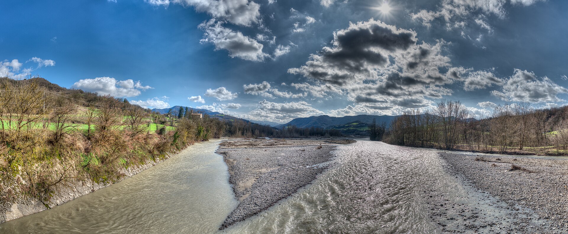 Un viaggio su due ruote che segue il corso del torrente Enza, confine naturale tra le province di Reggio Emilia e Parma, dalla sorgente alla foce.