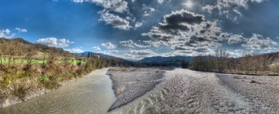 Un viaggio su due ruote che segue il corso del torrente Enza, confine naturale tra le province di Reggio Emilia e Parma, dalla sorgente alla foce.