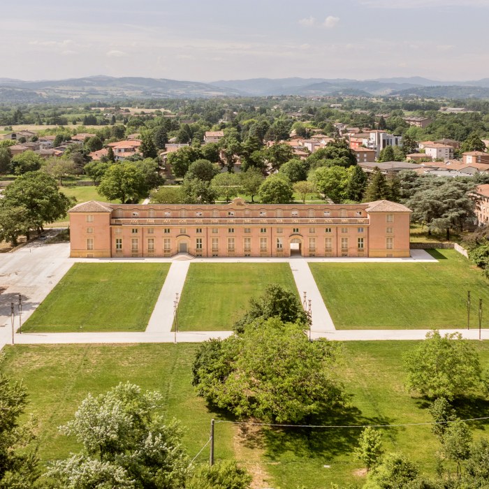 Un itinerario di 20 chilometri dal fermento del centro storico alla quiete della campagna reggiana, seguendo il filo conduttore dell’acqua e del prestigio della famiglia d'Este.