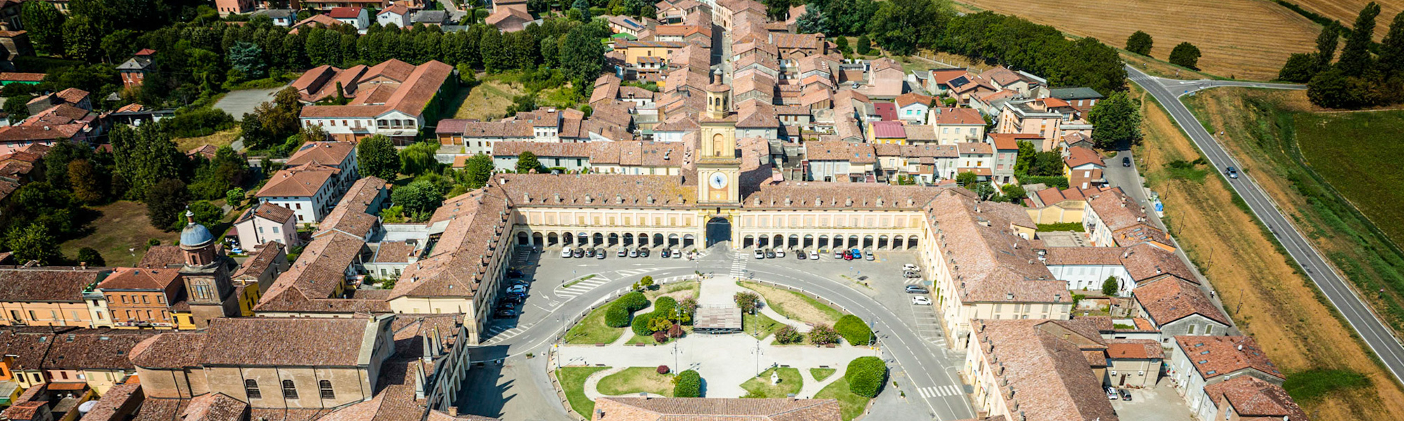 Un viaggio nel tempo tra le geometrie perfette della "piccola capitale" dei Bentivoglio, il genio di Ligabue e il fascino selvaggio del grande fiume Po
