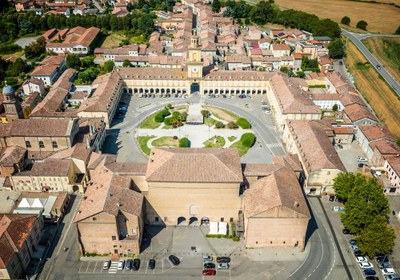 Un viaggio nel tempo tra le geometrie perfette della "piccola capitale" dei Bentivoglio, il genio di Ligabue e il fascino selvaggio del grande fiume Po