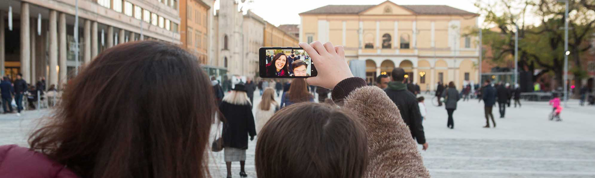 Un itinerario tra scorci iconici, architetture contemporanee e luoghi simbolo del Festival Fotografia Europea