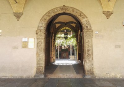 Un itinerario tra scorci iconici, architetture contemporanee e luoghi simbolo del Festival Fotografia Europea